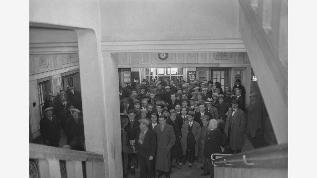 Gruppe im Eingangsbereich, Treppenhaus des Glockenhofes. ca. 1935